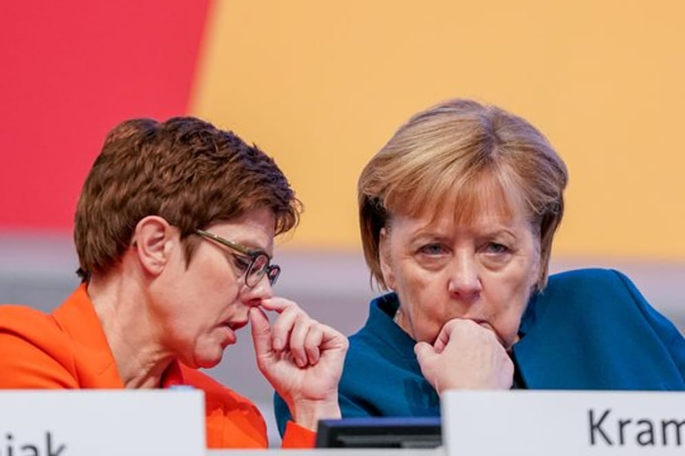 CDU-Chefin Kramp-Karrenbauer und Kanzlerin Merkel beim 32.