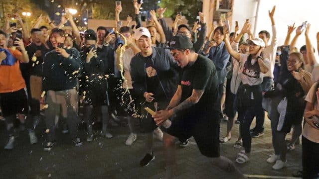 Anhänger der pro-demokratischen Partei feiern das Ergebnis der Bezirkswahlen. Anhänger der pro-demokratischen Partei feiern das Ergebnis der Bezirkswahlen.