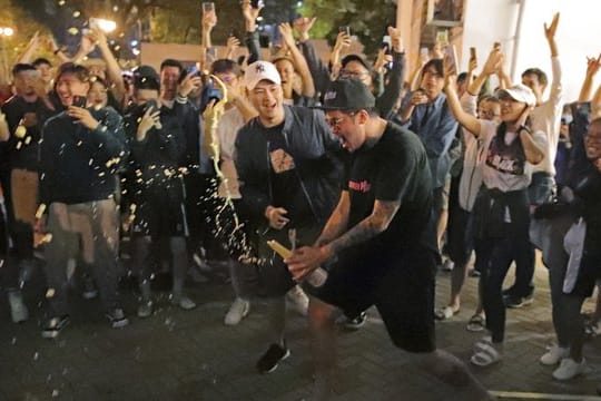 Anhänger der pro-demokratischen Partei feiern das Ergebnis der Bezirkswahlen.
