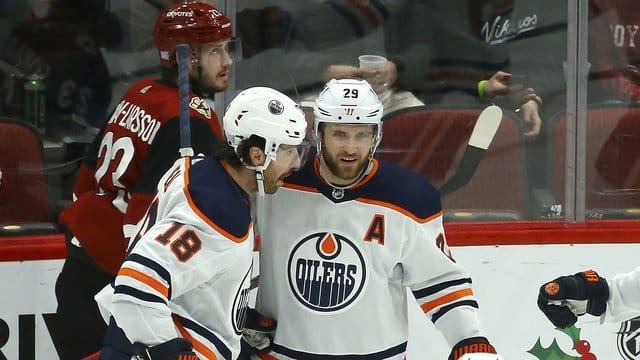Leon Draisaitl (r) bereitete auch bei den Coyotes einen Treffer vor. Leon Draisaitl (r) bereitete auch bei den Coyotes einen Treffer vor.
