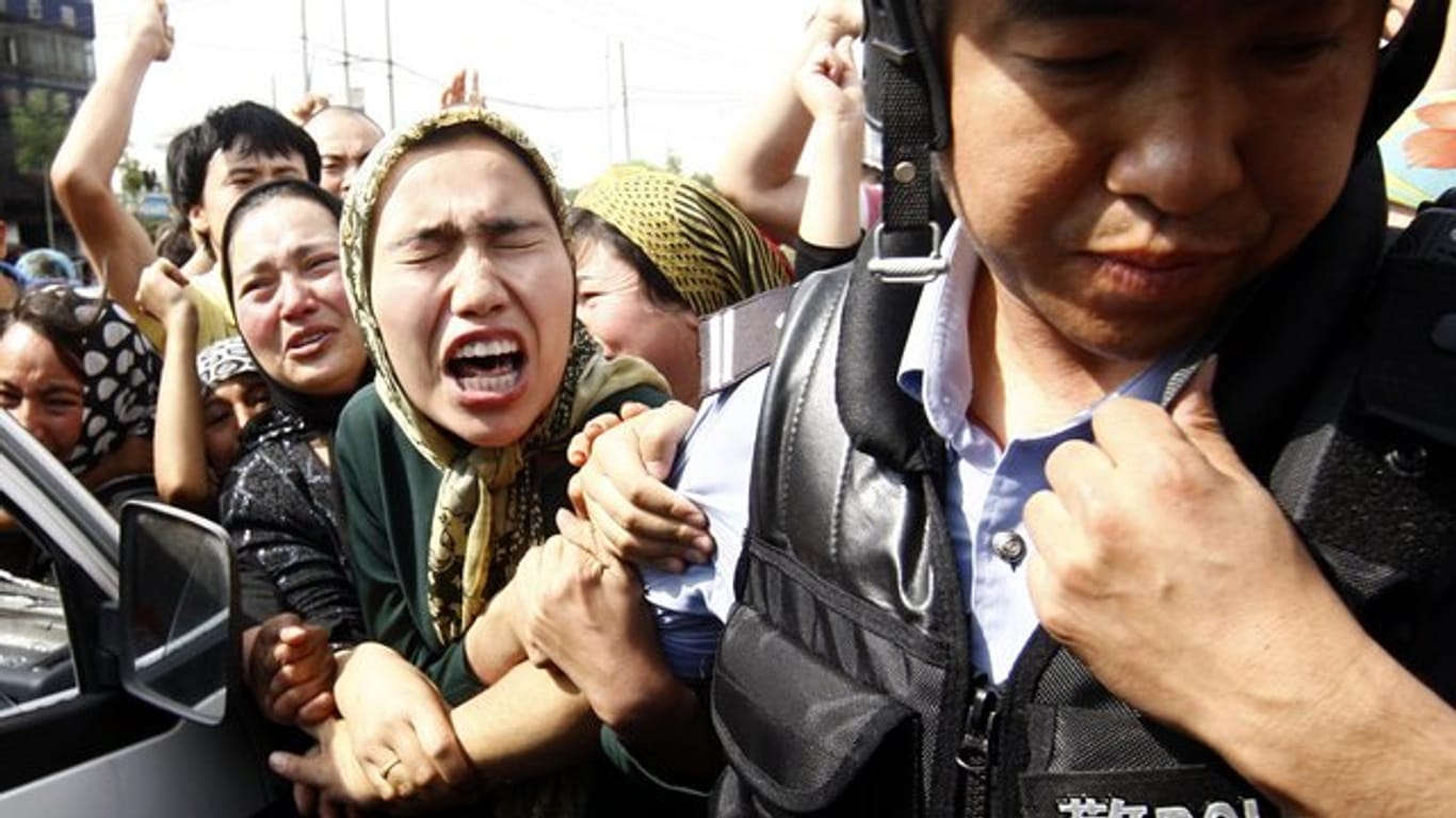 Hilflose Wut: Eine Angehörige der uigurischen Minderheit bei einer Demonstration in Ürümqi in der Unruheregion Xinjiang in Nordwestchina.