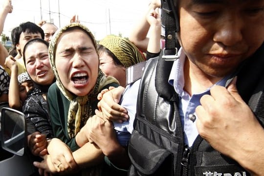 Hilflose Wut: Eine Angehörige der uigurischen Minderheit bei einer Demonstration in Ürümqi in der Unruheregion Xinjiang in Nordwestchina.
