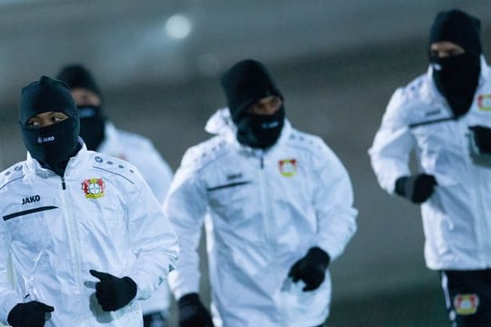 Warm eingepackt: Die Lieverkusen-Profis beim Abschlusstraining in Moskau.