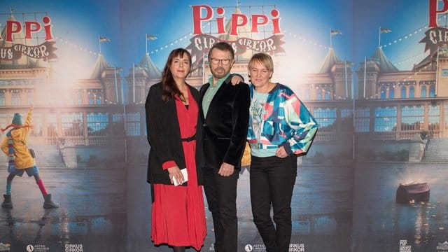 Björn Ulvaeus (M) stellt mit Tilde Björfors (l) und Maria Blom (r) eine musikalische Zirkusveranstaltung "Pippi på cirkus" (Pippi im Zirkus) vor. Björn Ulvaeus (M) stellt mit Tilde Björfors (l) und Maria Blom (r) eine musikalische Zirkusveranstaltung "Pippi på cirkus" (Pippi im Zirkus) vor.