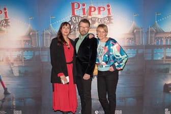 Björn Ulvaeus (M) stellt mit Tilde Björfors (l) und Maria Blom (r) eine musikalische Zirkusveranstaltung "Pippi på cirkus" (Pippi im Zirkus) vor.