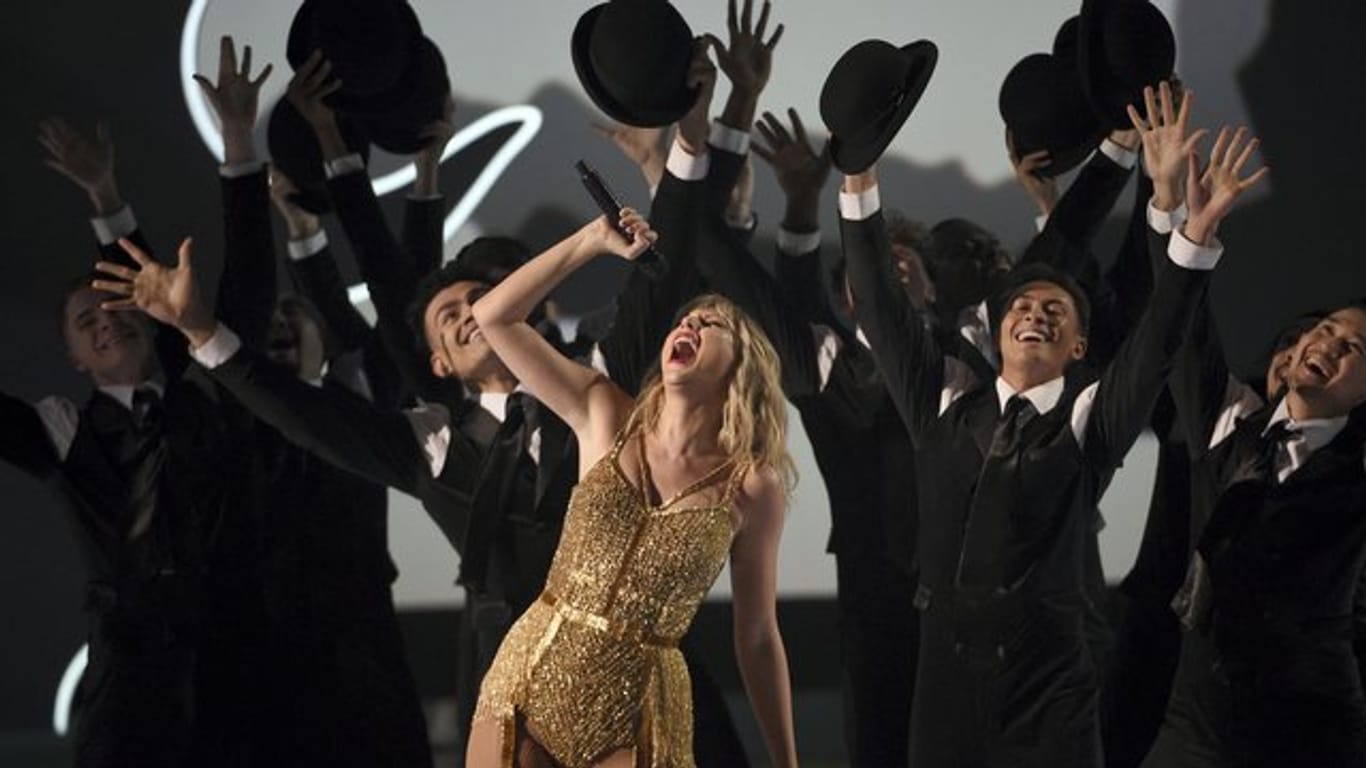 Taylor Swift tritt mit einem Medley im Microsoft Theater auf.