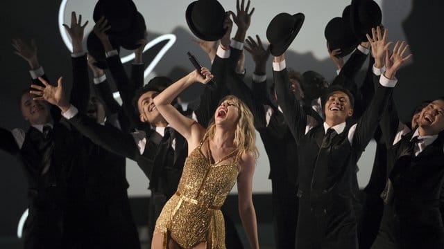 Taylor Swift tritt mit einem Medley im Microsoft Theater auf. Taylor Swift tritt mit einem Medley im Microsoft Theater auf.