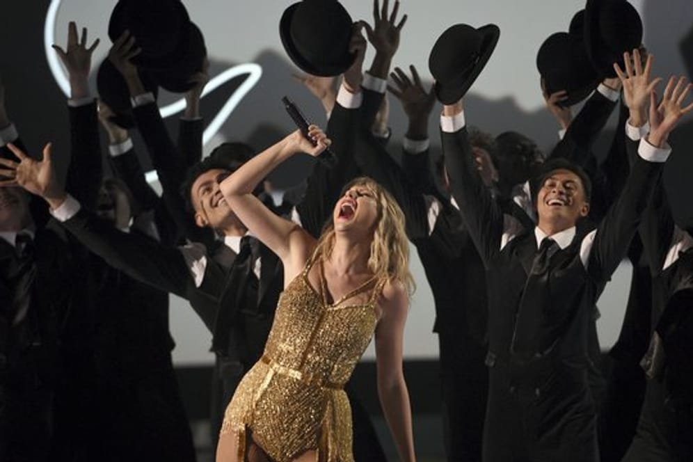 Taylor Swift tritt mit einem Medley im Microsoft Theater auf.