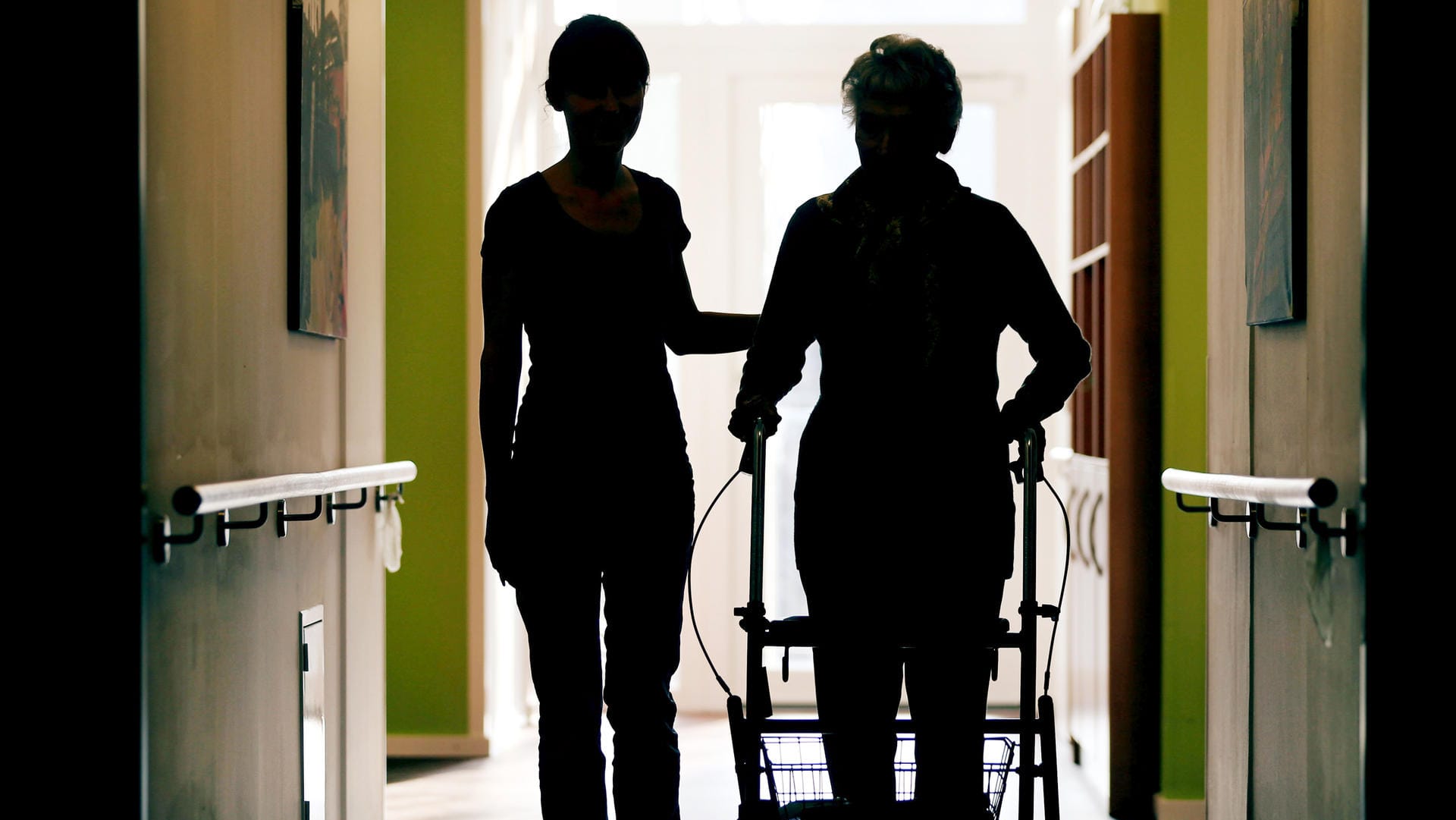 Eine Pflegekraft und eine Bewohnerin eines Altenheims: Heimbewohner in Nordrhein-Westfalen müssen für die Pflege nach einer Studie aktuell deutlich tiefer in die Tasche greifen als noch vor einem Jahr. Eine Pflegekraft und eine Bewohnerin eines Altenheims: Heimbewohner in Nordrhein-Westfalen müssen für die Pflege nach einer Studie aktuell deutlich tiefer in die Tasche greifen als noch vor einem Jahr.