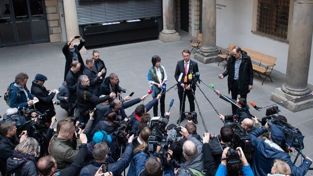 Umringt von Kameras und Mikrofonen: Eva-Maria Stange (SPD, l), Wissenschaftsministerin von Sachsen, und Roland Wöller (CDU, r), Innenminister von Sachsen, bei einer Pressekonferenz im Kleinen Schlosshof des Residenzschlosses in Dresden. Umringt von Kameras und Mikrofonen: Eva-Maria Stange (SPD, l), Wissenschaftsministerin von Sachsen, und Roland Wöller (CDU, r), Innenminister von Sachsen, bei einer Pressekonferenz im Kleinen Schlosshof des Residenzschlosses in Dresden.