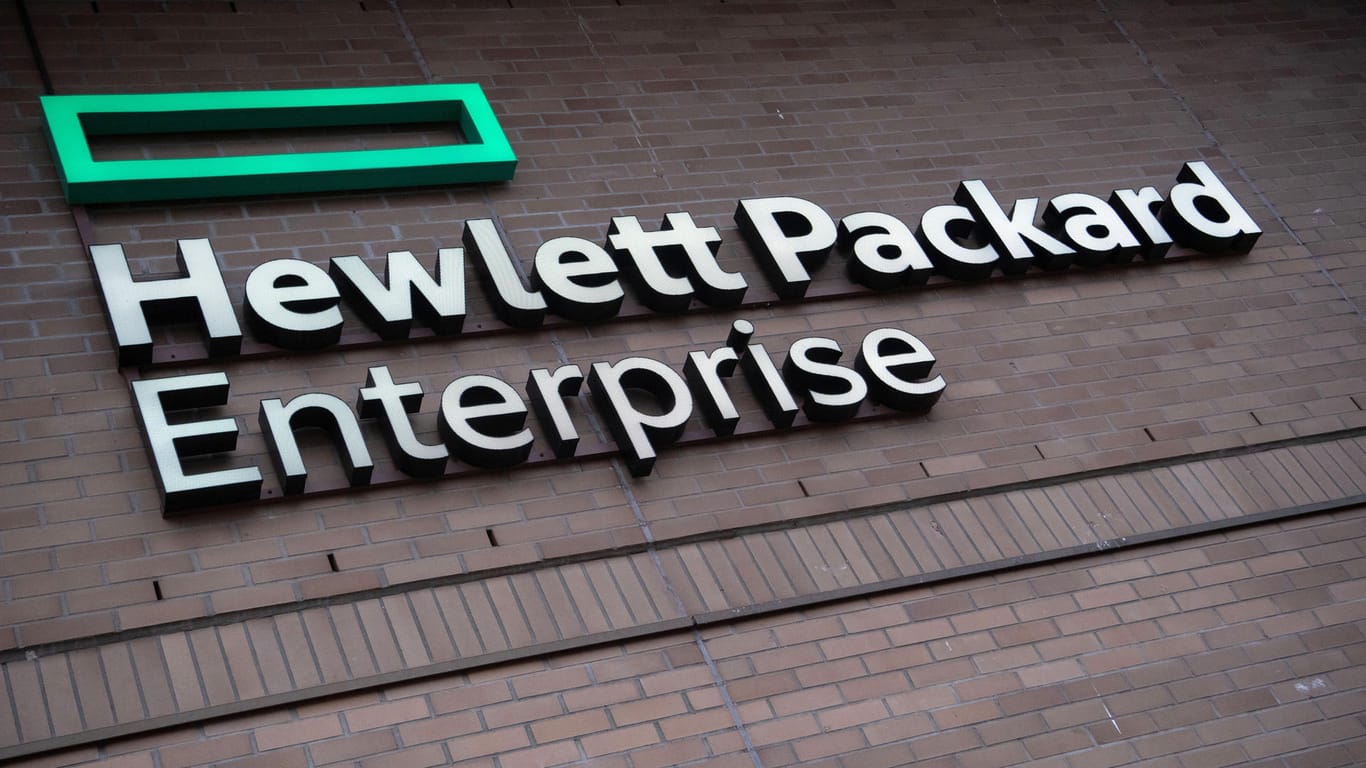 Das Logo des IT-Unternehmens Hewlett Packard Enterprise: HPE zeigt wie, Firmen mit Zusatzleistungen versuchen, sich im Ringen um die besten Kräfte zu behaupten.