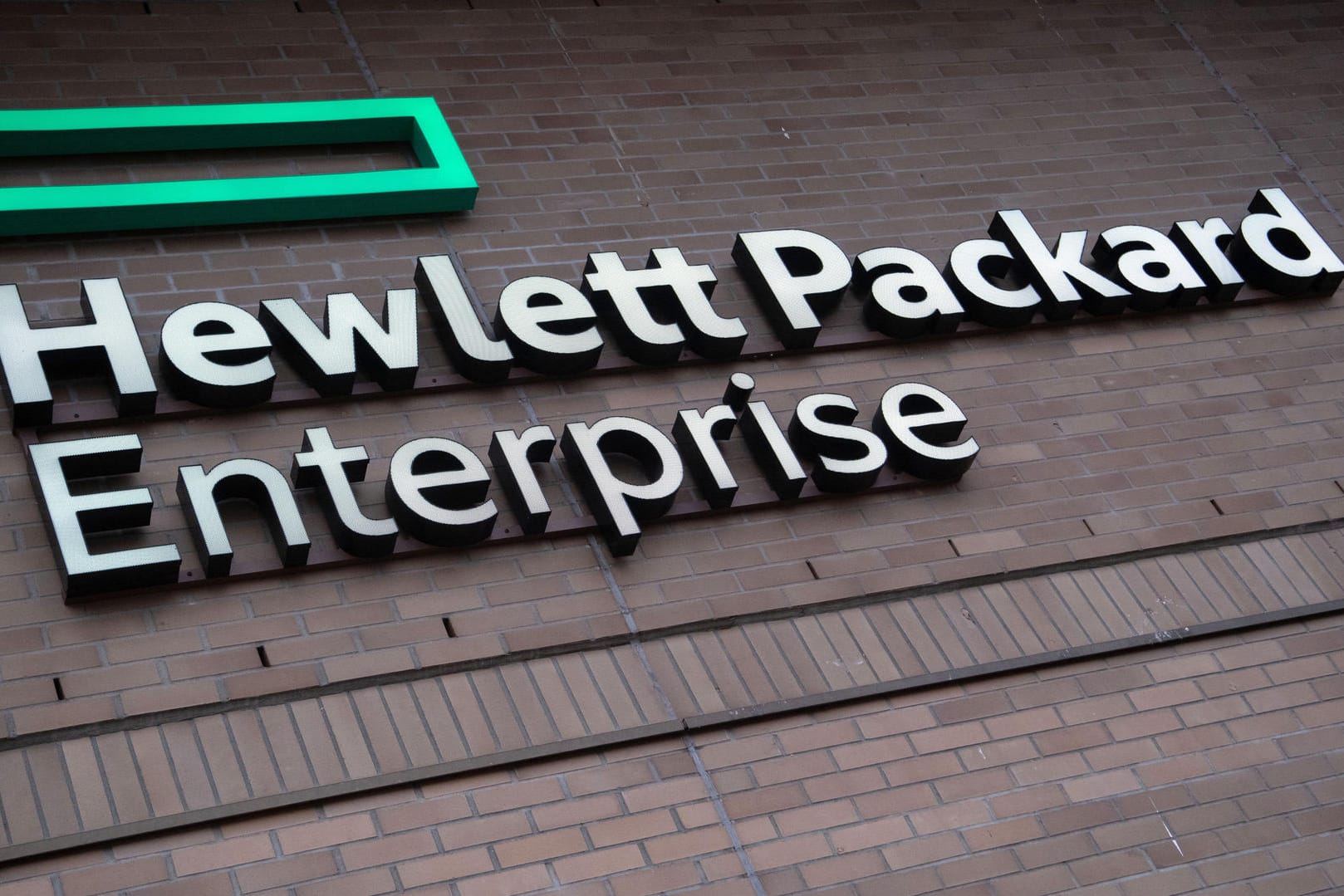 Das Logo des IT-Unternehmens Hewlett Packard Enterprise: HPE zeigt wie, Firmen mit Zusatzleistungen versuchen, sich im Ringen um die besten Kräfte zu behaupten.