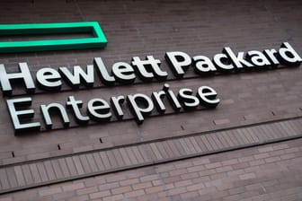 Das Logo des IT-Unternehmens Hewlett Packard Enterprise: HPE zeigt wie, Firmen mit Zusatzleistungen versuchen, sich im Ringen um die besten Kräfte zu behaupten.