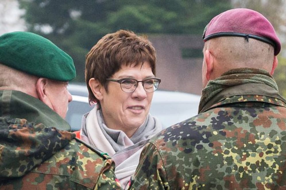 Verteidigungsministerin Kramp-Karrenbauer wird in der Graf-Werder-Kaserne in Saarlouis empfangen.