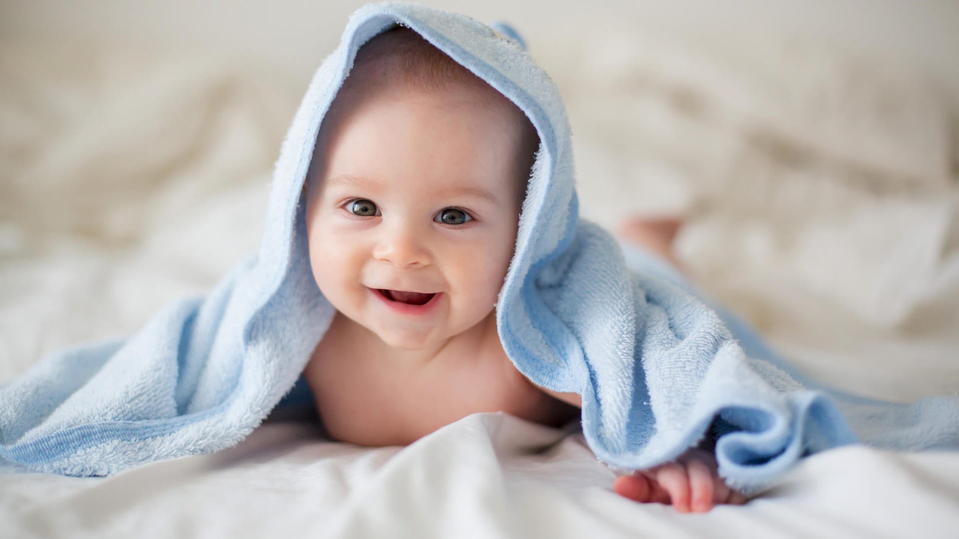 Baby unter einer Kuscheldecke: Beliebte Namen für den Nachwuchs waren 2018 unter anderem Ben, Paul, Emma und Mia.