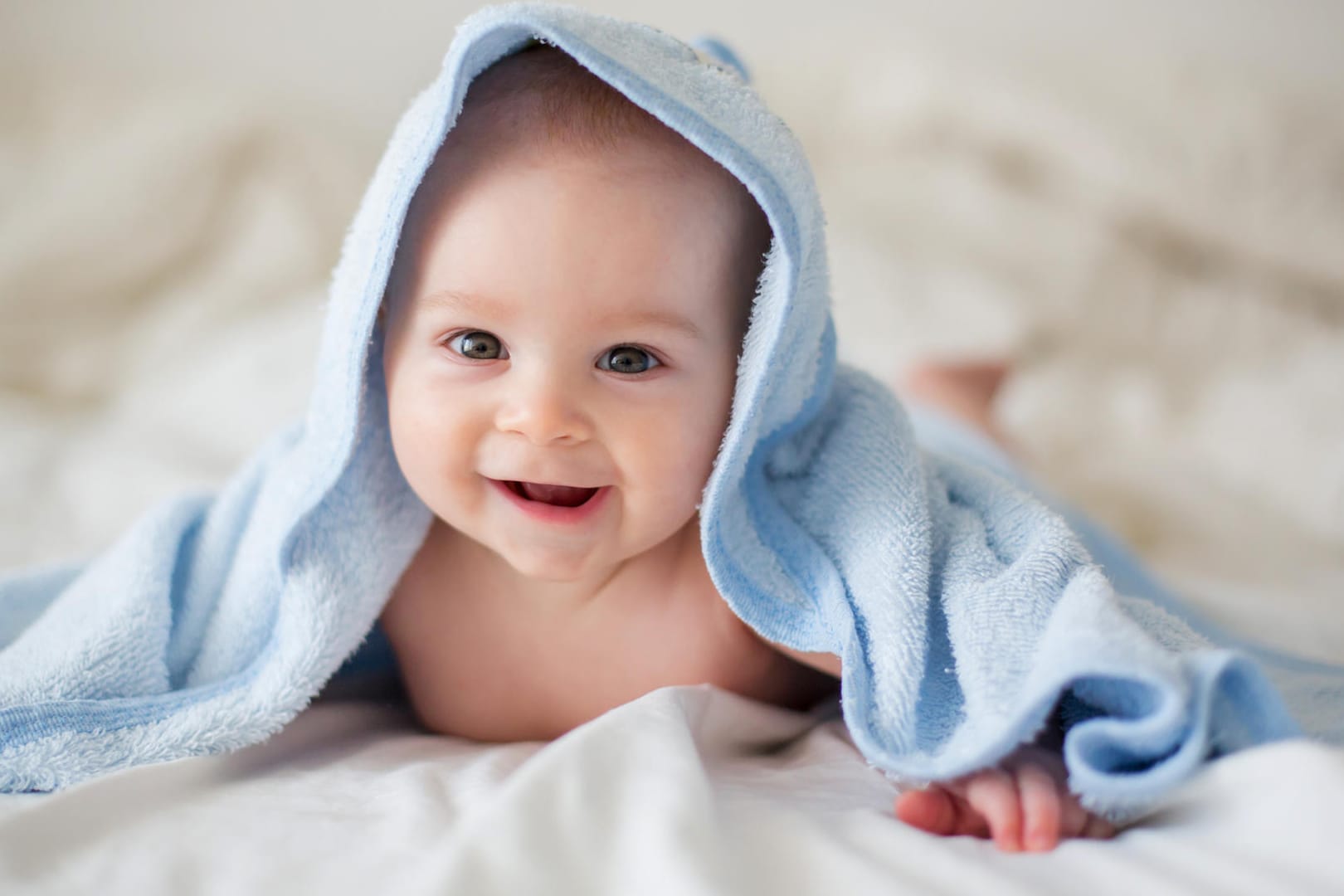 Baby unter einer Kuscheldecke: Beliebte Namen für den Nachwuchs waren 2018 unter anderem Ben, Paul, Emma und Mia.