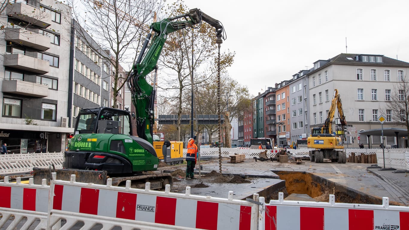 Bauarbeiter bei Sondierungsmaßnahmen: In Dortmund wurden etliche nicht verzeichnete Leitungen im Erdbereich gefunden.