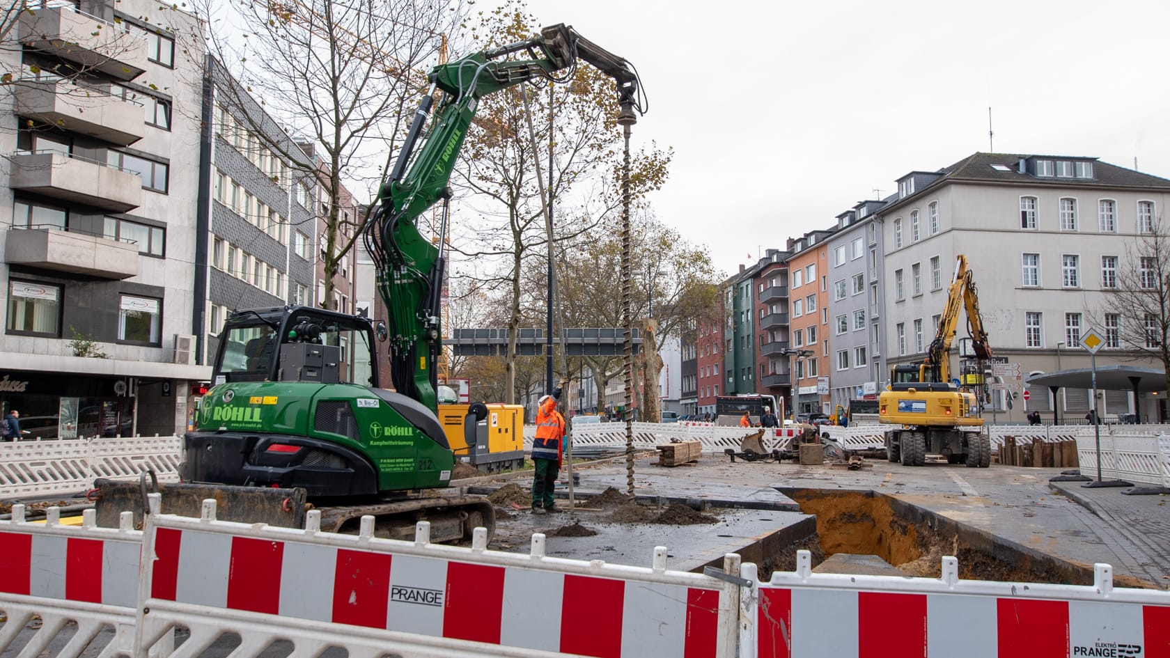 Bauarbeiter bei Sondierungsmaßnahmen: In Dortmund wurden etliche nicht verzeichnete Leitungen im Erdbereich gefunden. Bauarbeiter bei Sondierungsmaßnahmen: In Dortmund wurden etliche nicht verzeichnete Leitungen im Erdbereich gefunden.
