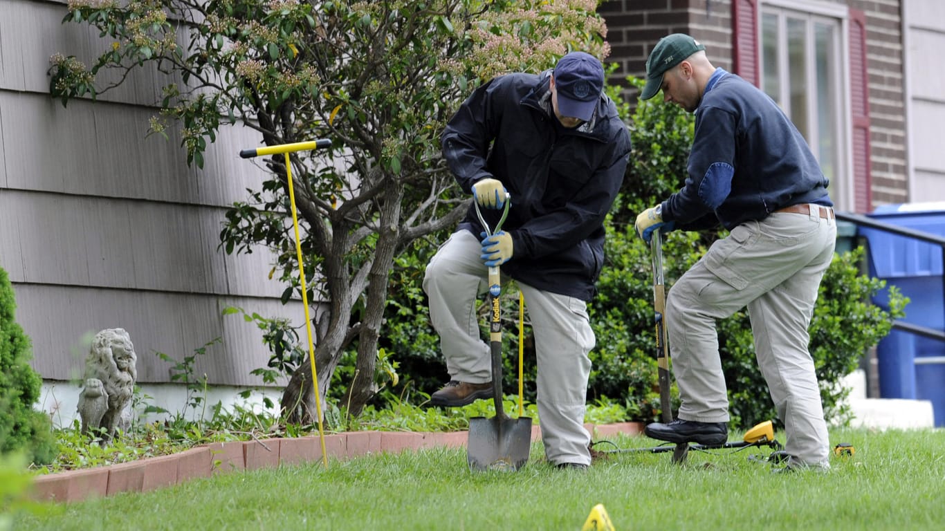Connecticut: auf der Suche nach Spuren aus dem Museumsraub suchen Ermittler 2012 im Garten eines Verdächtigen.
