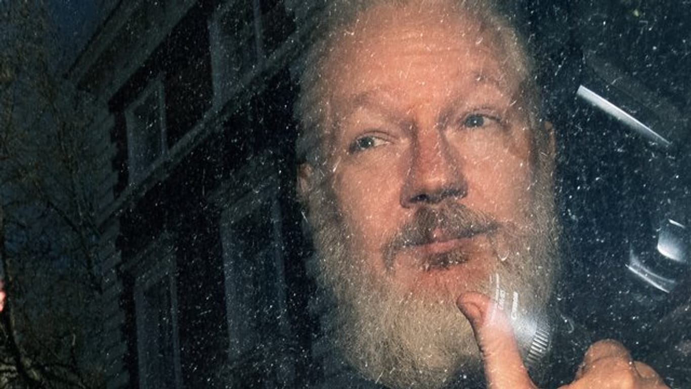 Mehr als 60 Ärzte haben britischen Medienberichten zufolge eine dringende medizinische Behandlung von Wikileaks-Gründer Julian Assange gefordert.