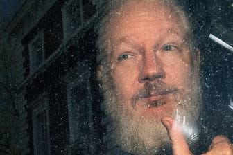 Mehr als 60 Ärzte haben britischen Medienberichten zufolge eine dringende medizinische Behandlung von Wikileaks-Gründer Julian Assange gefordert.