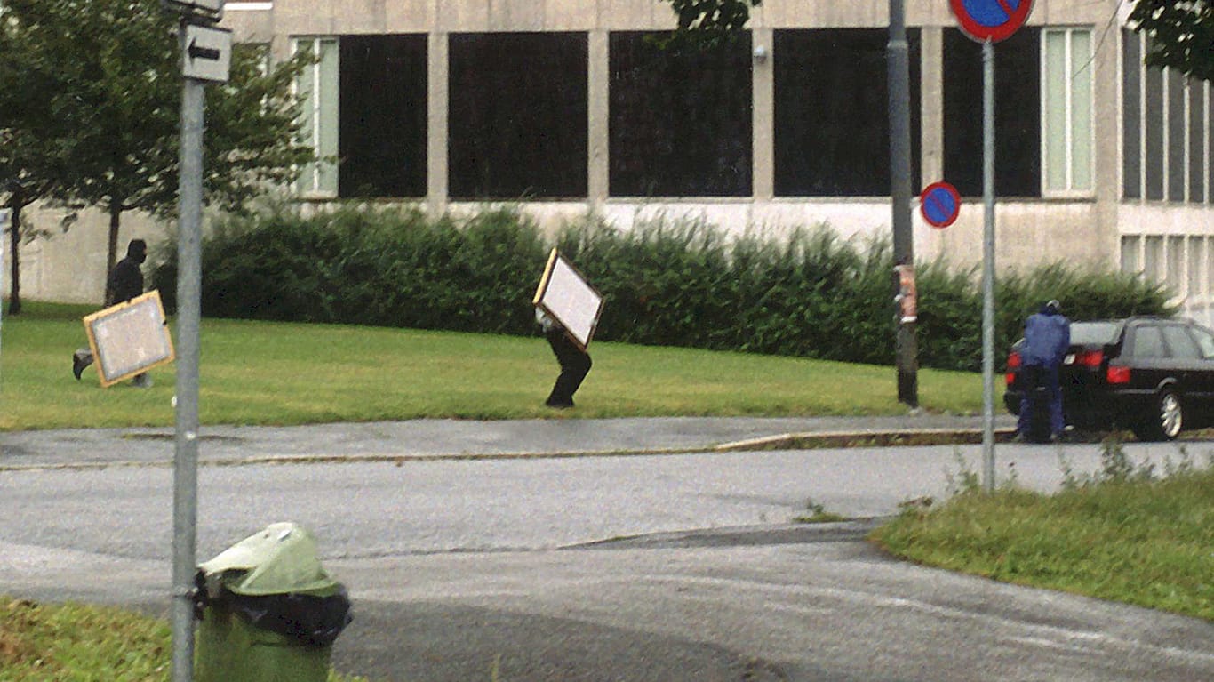 Oslo 2004: Mit den Gemälden in Händen fliehen die Diebe aus dem Munch-Museum.