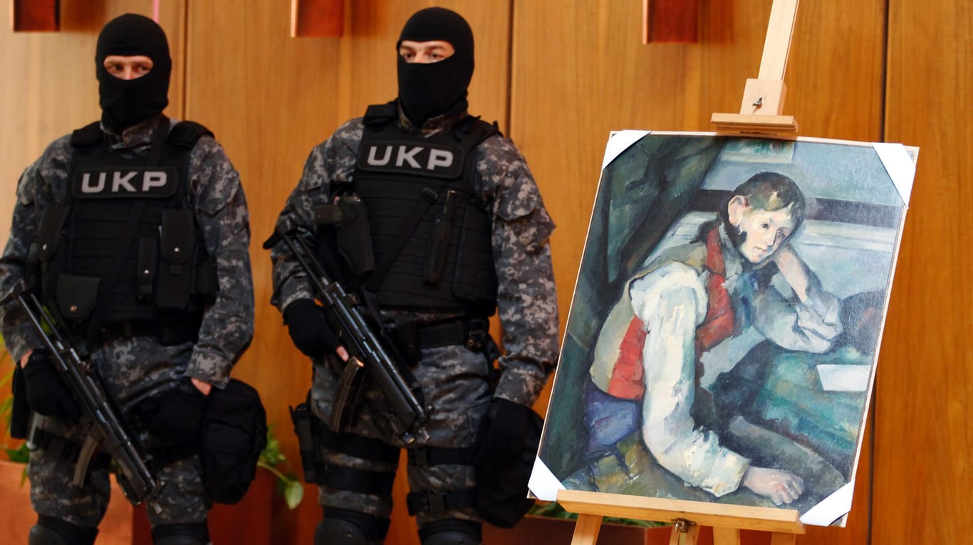 Serbien 2012: Polizisten schützen Paul Cézannes Meisterwerk "Der Knabe mit der roten Weste".