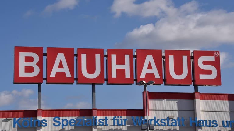 Logo der Baumarkt Kette Bauhaus an einer Filiale in Köln: In einem Markt in Kalk ist ein Rentner tödlich verunglückt.