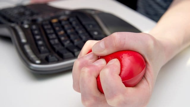 Ein unfreundlicher Kunde in der Leitung? Beschäftigte sollten nach solchen Erlebnissen ein Stress-Ventil finden.