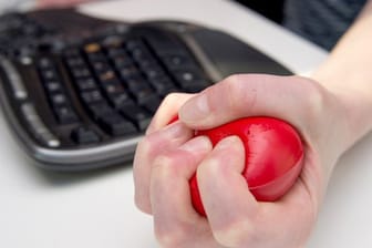 Ein unfreundlicher Kunde in der Leitung? Beschäftigte sollten nach solchen Erlebnissen ein Stress-Ventil finden.