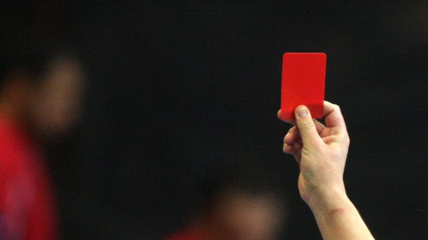 Eine Schadensersatzverpflichtung besteht im Handball bei Verletzungen für den verursachenden Spieler nur, wenn gegen ihn eine Rote Karte mit einem Schiedsrichterbericht verhängt wurde.