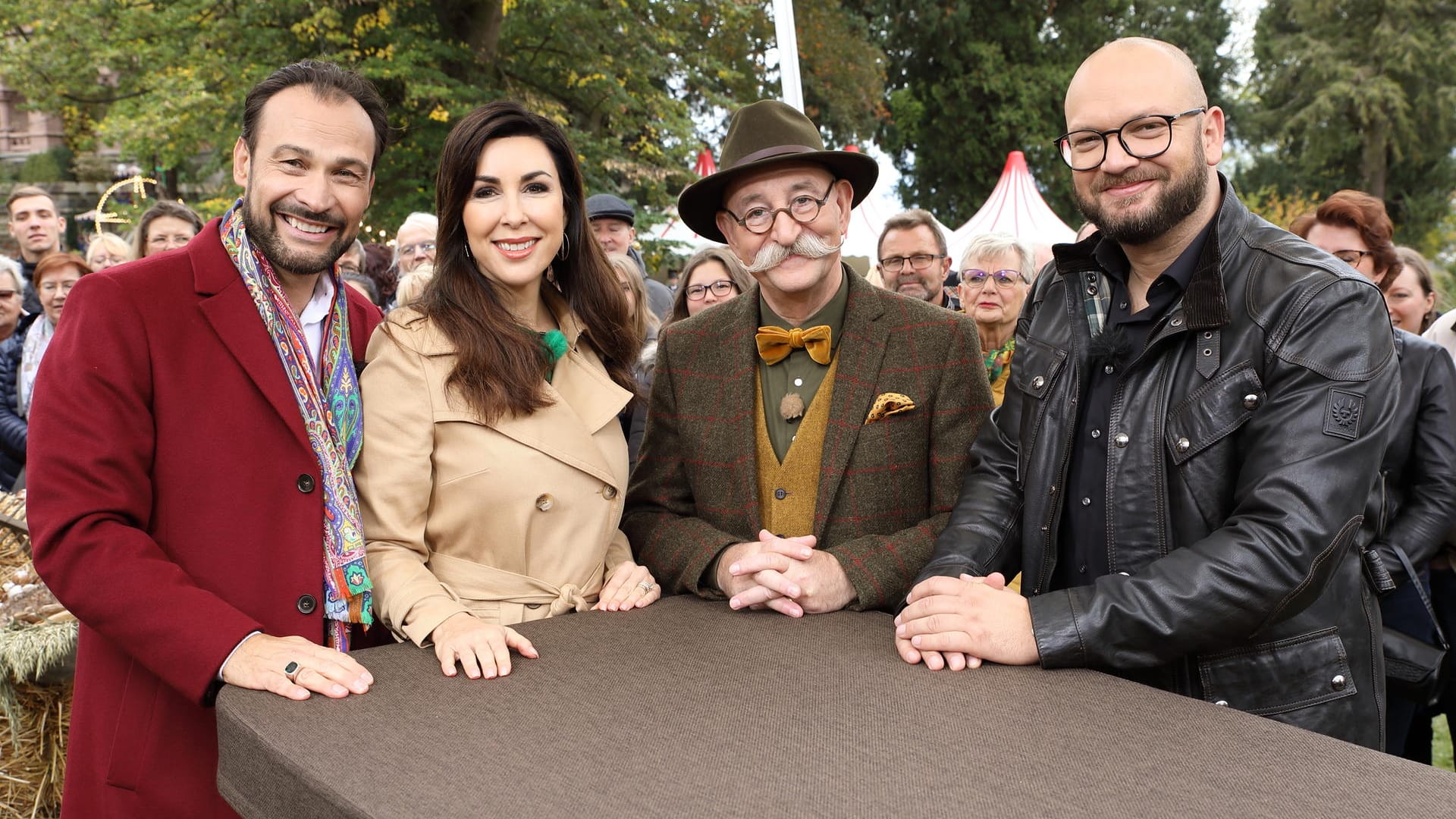 "Bares für Rares": Horst Lichter darf Alexander-Klaus Stecher und Judith Williams in der Show begrüßen.