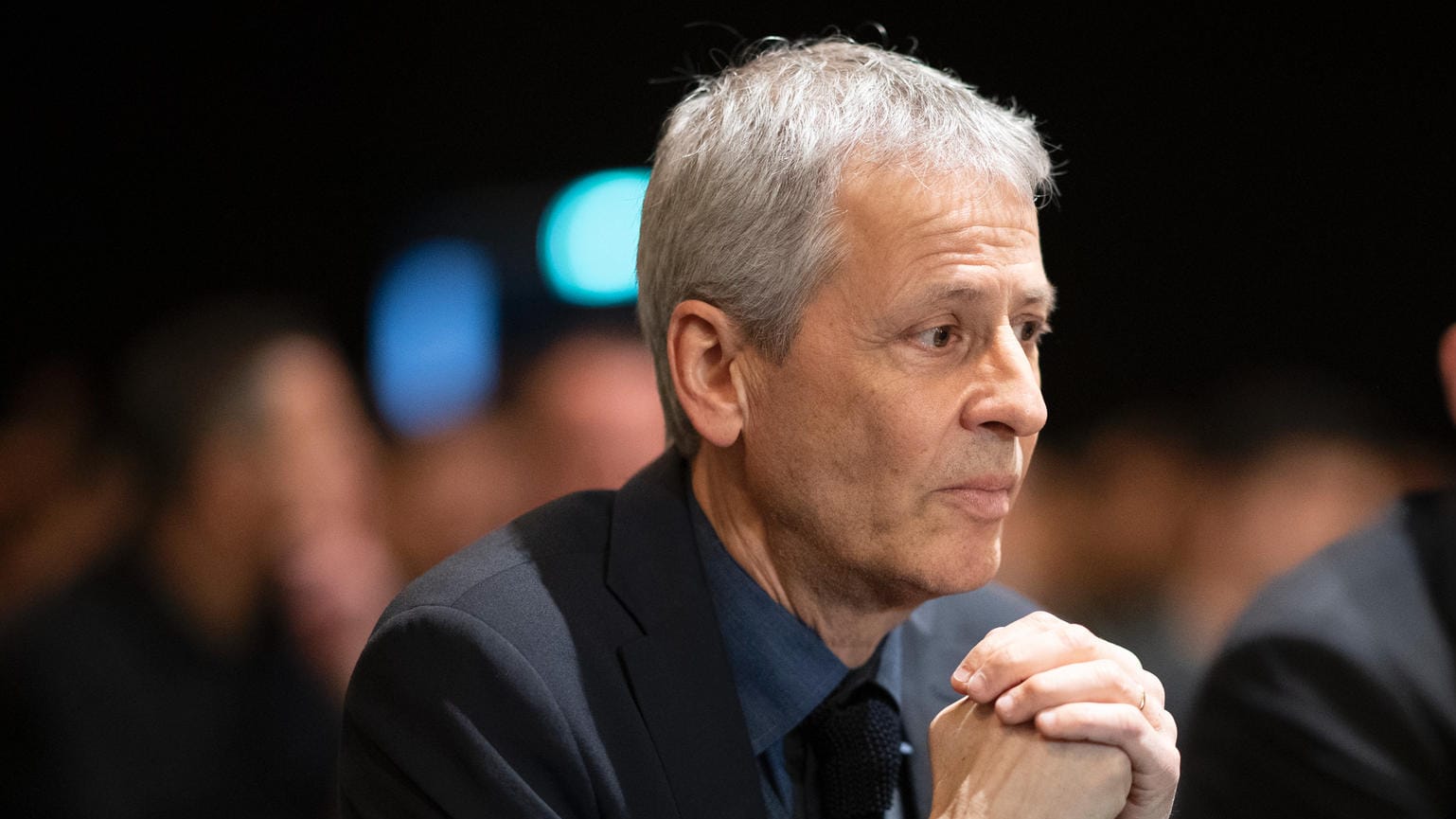 Lucien Favre: Der Schweizer arbeitet in Dortmund anscheinend nur noch auf Bewährung.