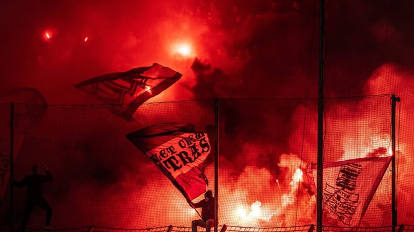 Fans des VfL Osnabrück brannten bei der Partie in Bochum Pyrotechnik im Gästeblock ab.