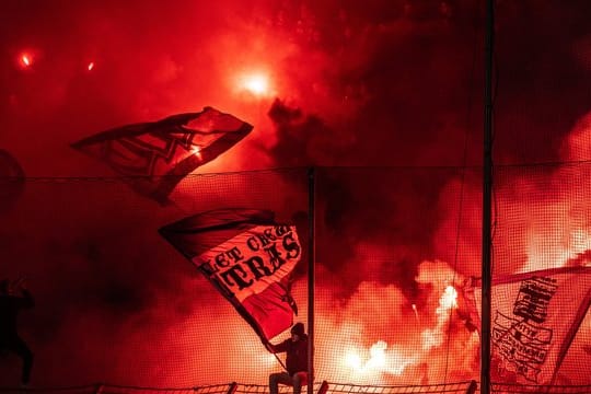 Fans des VfL Osnabrück brannten bei der Partie in Bochum Pyrotechnik im Gästeblock ab.