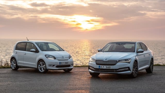 Klein und Groß: Während der Citigo-E iV (links) als reines E-Auto an den Start geht, baut Skoda den Superb iV als Plug-in-Hybrid und montiert so neben dem E-Motor noch einen Verbrenner ins Auto.