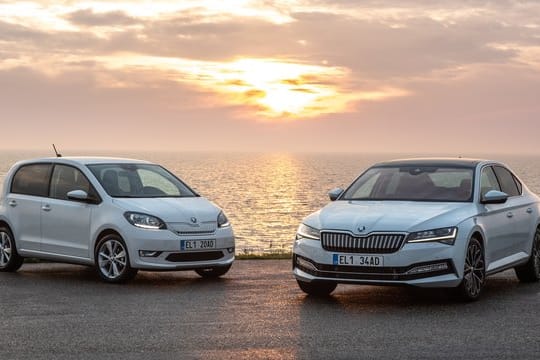 Klein und Groß: Während der Citigo-E iV (links) als reines E-Auto an den Start geht, baut Skoda den Superb iV als Plug-in-Hybrid und montiert so neben dem E-Motor noch einen Verbrenner ins Auto.