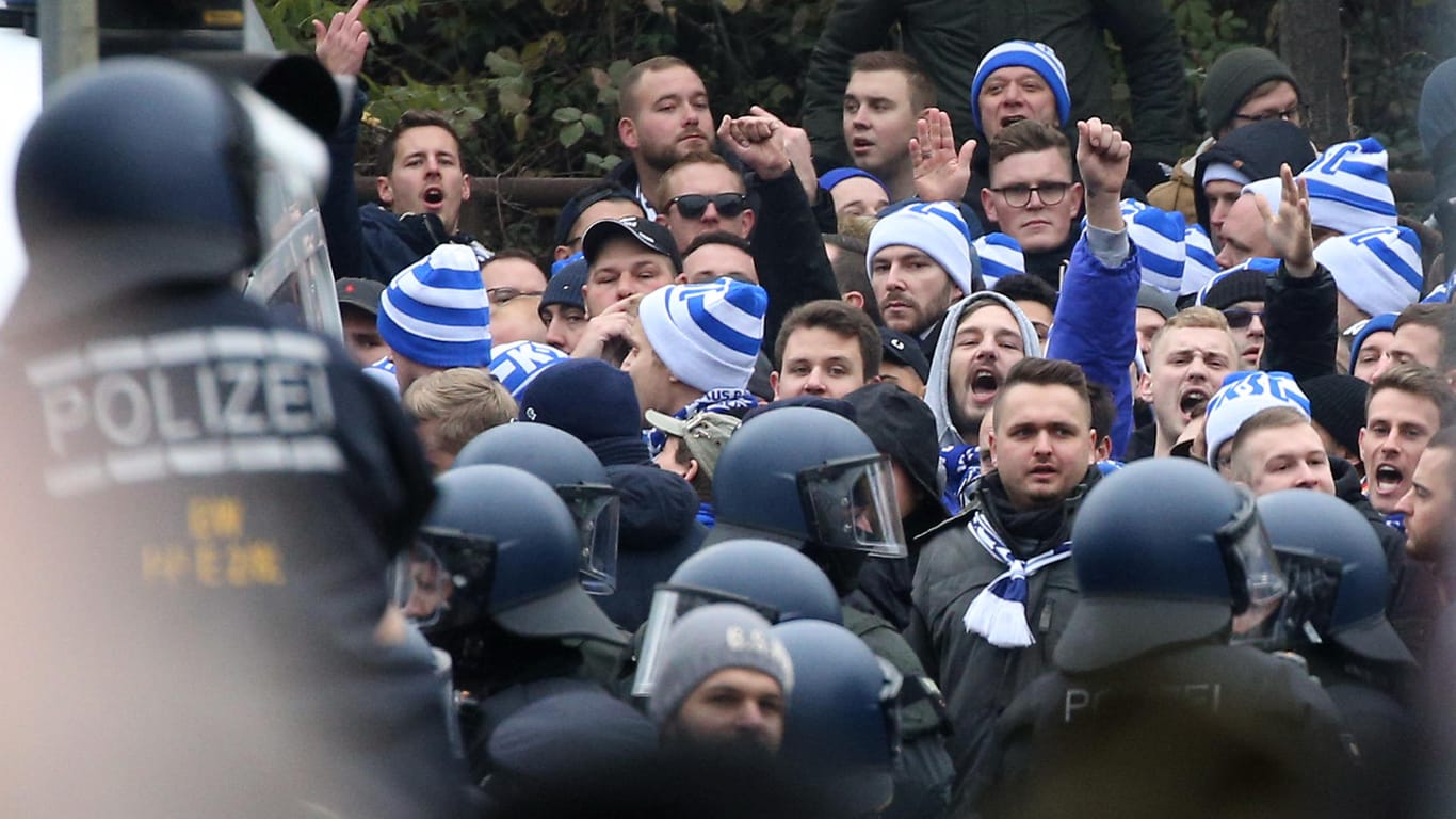 Anhänger des Karlsruher SC hinter Polizei-Aufgebot: Viele Fans durften nicht ins Stadion.