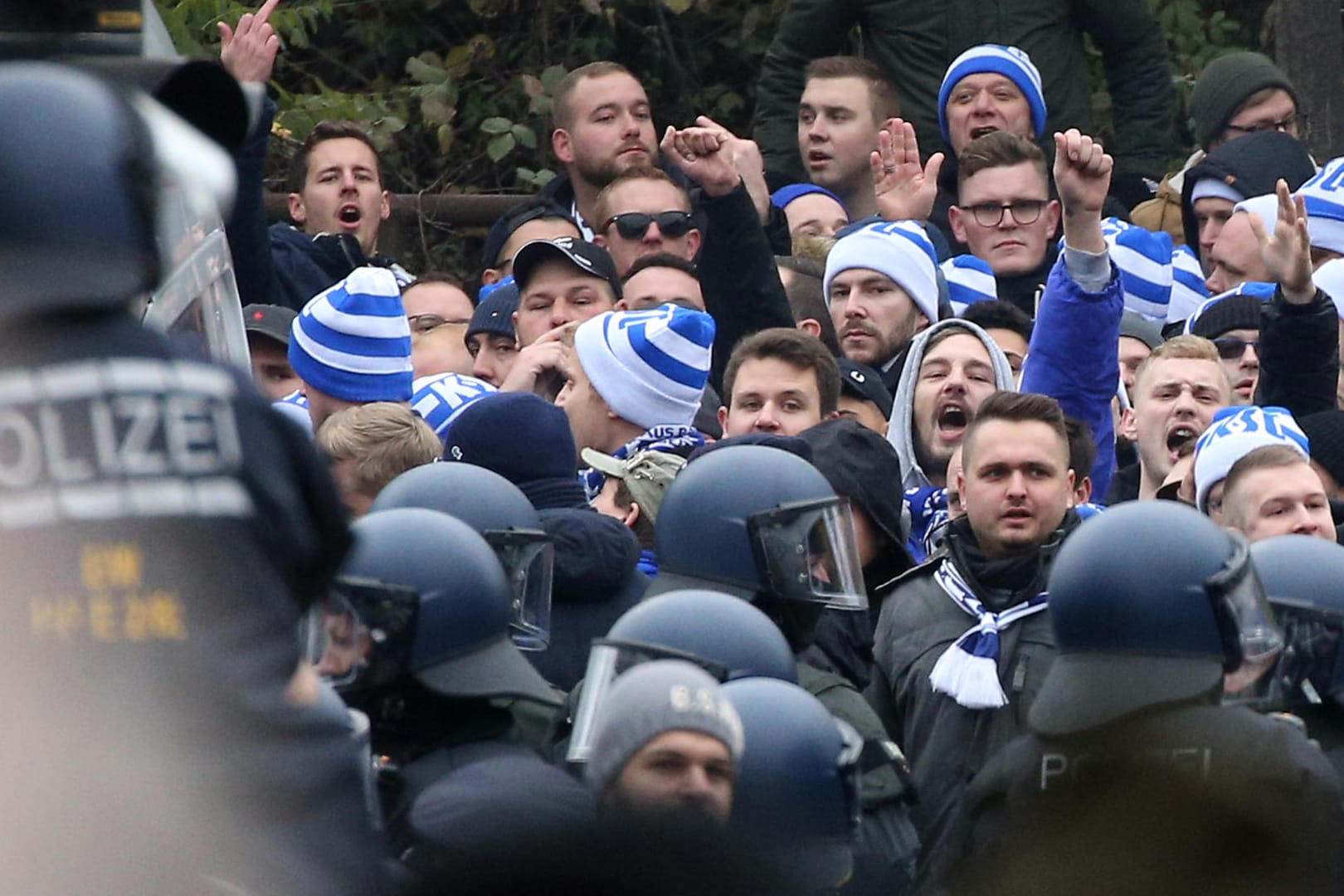 Anhänger des Karlsruher SC hinter Polizei-Aufgebot: Viele Fans durften nicht ins Stadion.