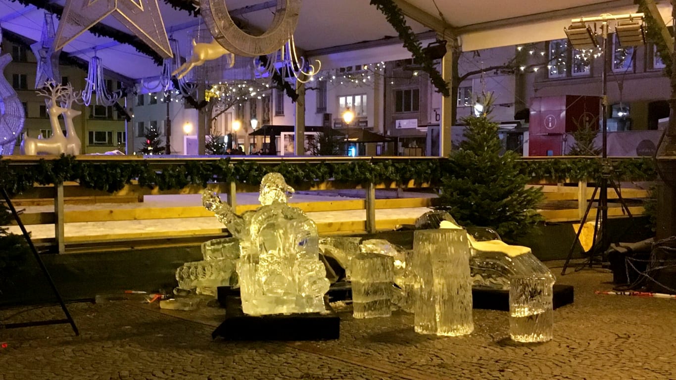 Eine zerstörte Eisskulptur liegt auf dem Boden des Weihnachtsmarktes in Luxemburg: Die Skulptur ist am Sonntagabend eingestürzt und hat dabei ein Kleinkind so schwer verletzt, das es noch im Krankenwagen starb.