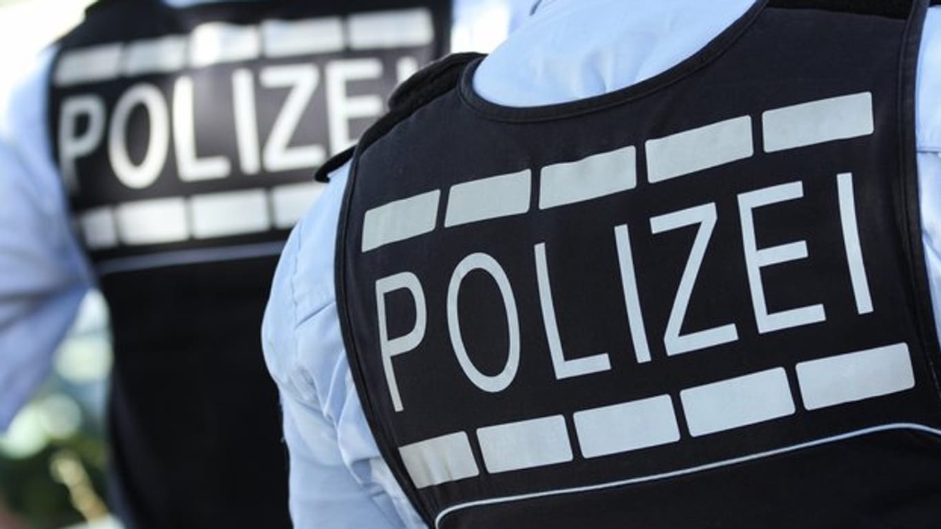 Polizei mit Westen: In der Wohnung eines 62-Jährigen fanden Polizisten echt aussehnende Handgranaten und weitere Munition.