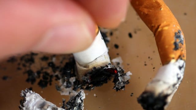 Um den Jugendschutz zu verbessern, werden Rufe nach einem umfassenden Verbot von Tabakwerbung und E-Zigaretten laut. Um den Jugendschutz zu verbessern, werden Rufe nach einem umfassenden Verbot von Tabakwerbung und E-Zigaretten laut.