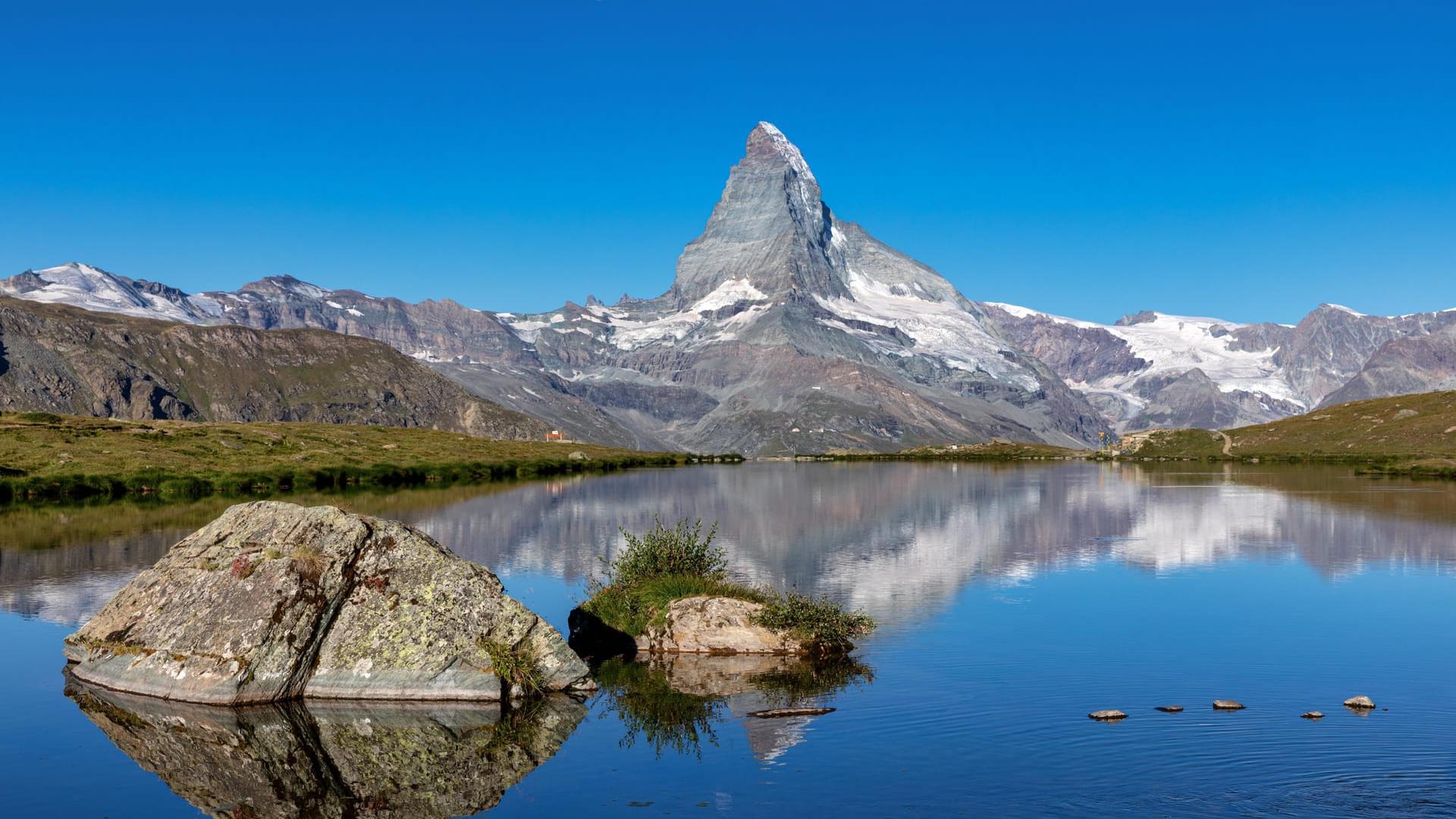 Matterhorn mit Wasserspiegelung im Stellisee: Der beliebte Berg in der Schweiz wird immer gefährlicher für Touristen.