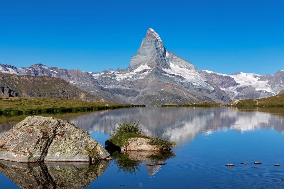 Matterhorn mit Wasserspiegelung im Stellisee: Der beliebte Berg in der Schweiz wird immer gefährlicher für Touristen.