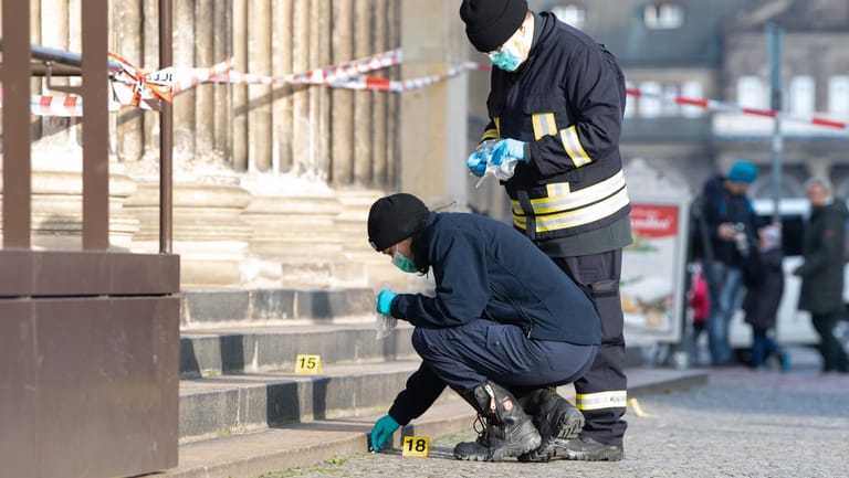 Nach dem Raub: Polizisten nehmen vor der Schinkelwache im Zentrum Dresdens Spuren auf.