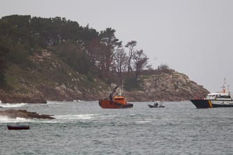 Ein Schiff der spanischen Zivilgarde nähert sich dem Drogen-U-Boot: Nach bisherigen Erkenntnissen hatte das Schiff Kokain im Wert von 100 Millionen Euro an Bord.