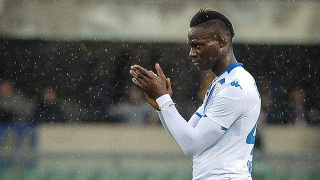 Sieht sich immer wieder rassistischen Anfeindungen ausgesetzt: Mario Balotelli.