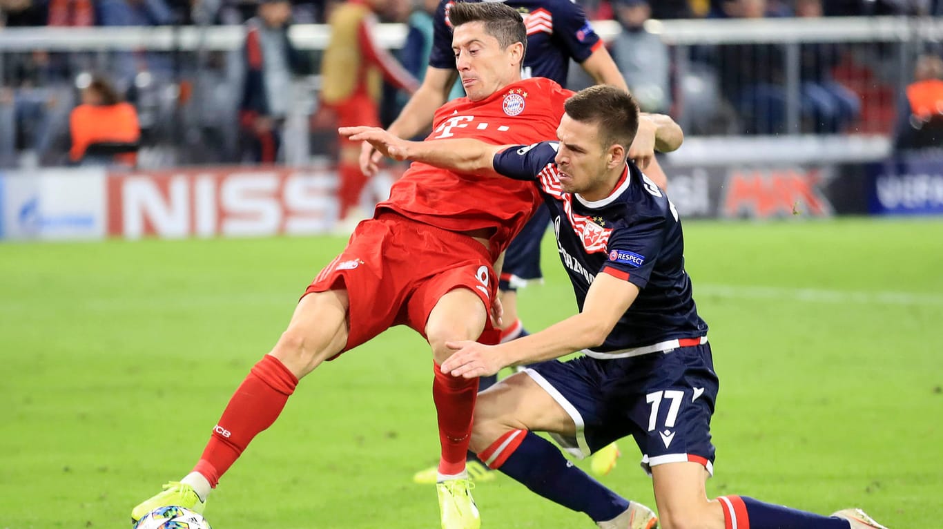 Im Hinspiel: Robert Lewandowski (l.) setzt sich gegen Belgrads Tomane durch und erzielt das zwischenzeitliche 2:0 für die Bayern (Endstand 3:0).