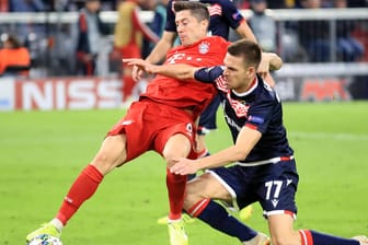 Im Hinspiel: Robert Lewandowski (l.) setzt sich gegen Belgrads Tomane durch und erzielt das zwischenzeitliche 2:0 für die Bayern (Endstand 3:0).