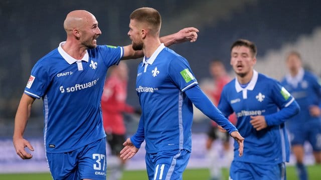 Lilien-Torschütze Tobias Kempe (M) stellte die Weichen auf Darmstadt-Sieg in Hannover. Lilien-Torschütze Tobias Kempe (M) stellte die Weichen auf Darmstadt-Sieg in Hannover.